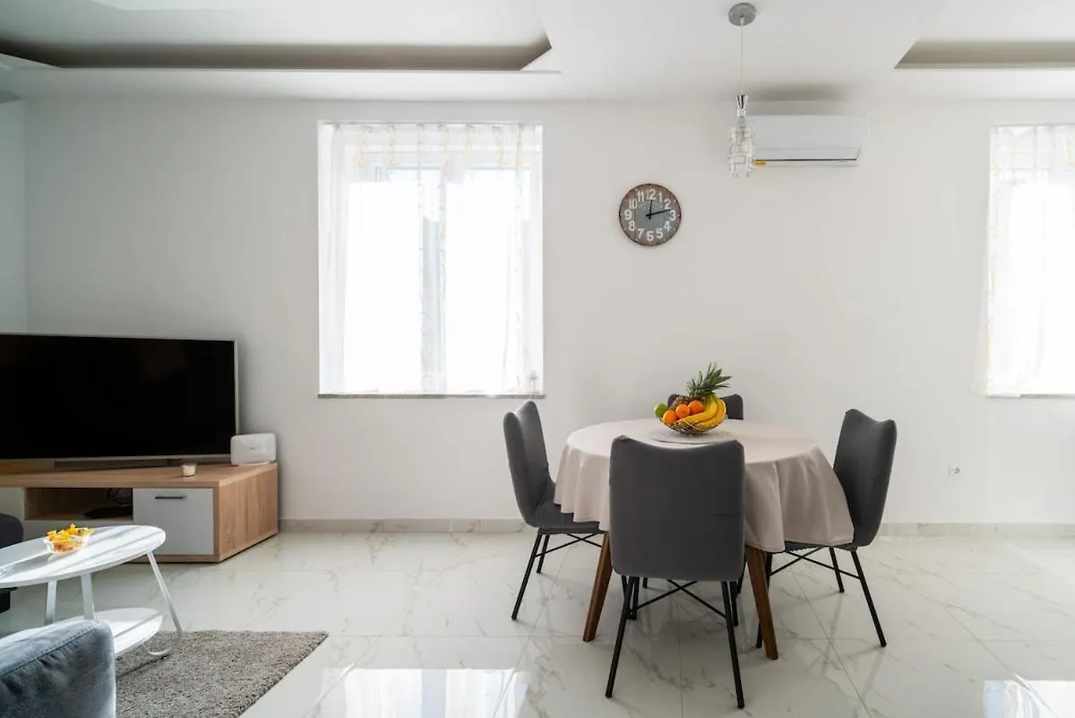 Yellow Old Town Apartment In Center- Brand New Split 0*,